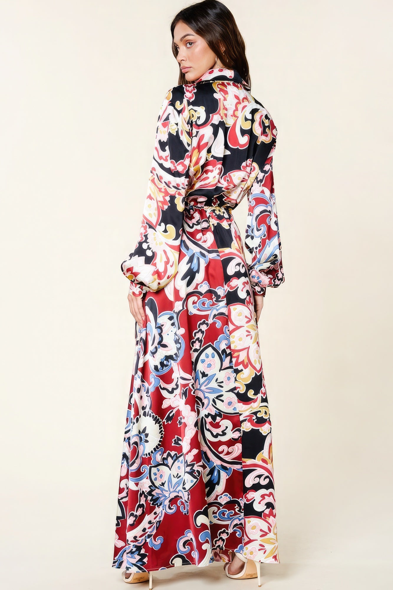 Revamp your wardrobe with The Madelyn, our striking colour block printed dress. It features a flattering V-neck, a front slit for added flair, practical pockets and an elastic waist for comfort. It's made from 100% Polyester. This dress stands out with its combination of bold colours and the luxurious feel of the silk-like material. It's the perfect choice for making a statement while staying comfortable.