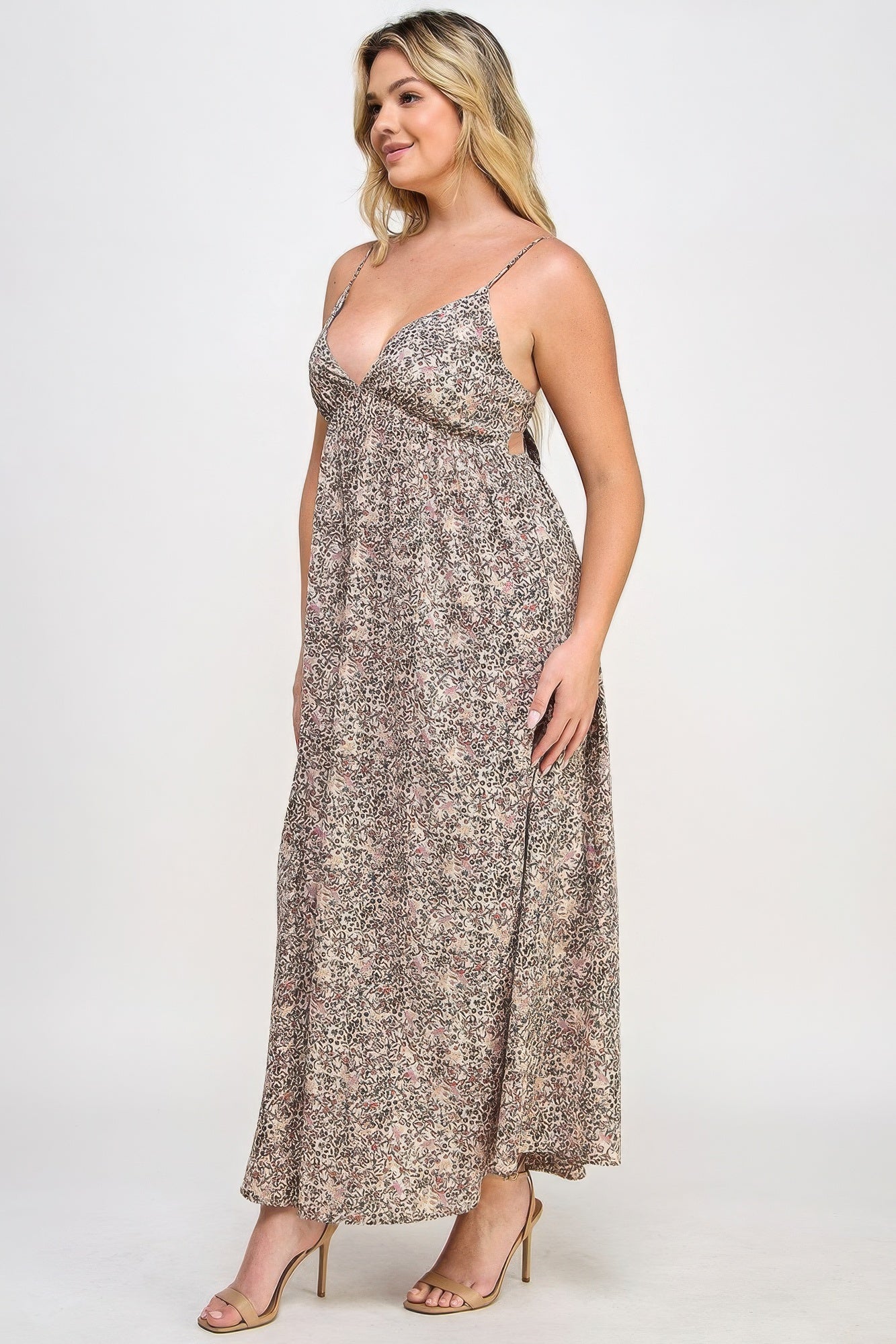 The Talia is our plus size floral maxi dress with a gorgeous tie back. This stunning piece is meticulously crafted to show your flattering silhouette. Perfect for special occasions or everyday wear. Fabric: Made from 100% polyester. Colour: Taupe.