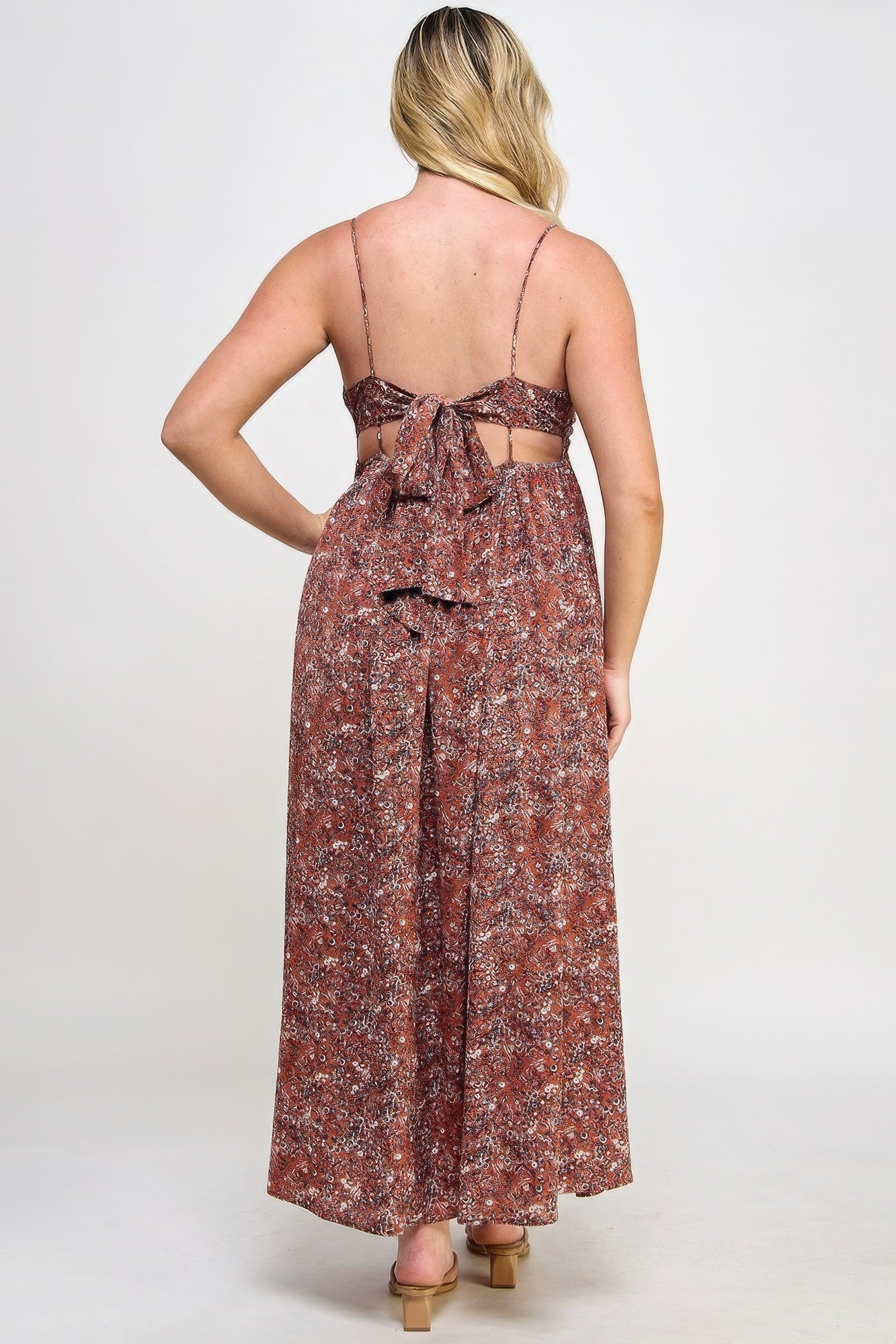 The Talia is our plus size floral maxi dress with a gorgeous tie back. This stunning piece is meticulously crafted to show your flattering silhouette. Perfect for special occasions or everyday wear. Fabric: Made from 100% polyester. Colour: Rust.