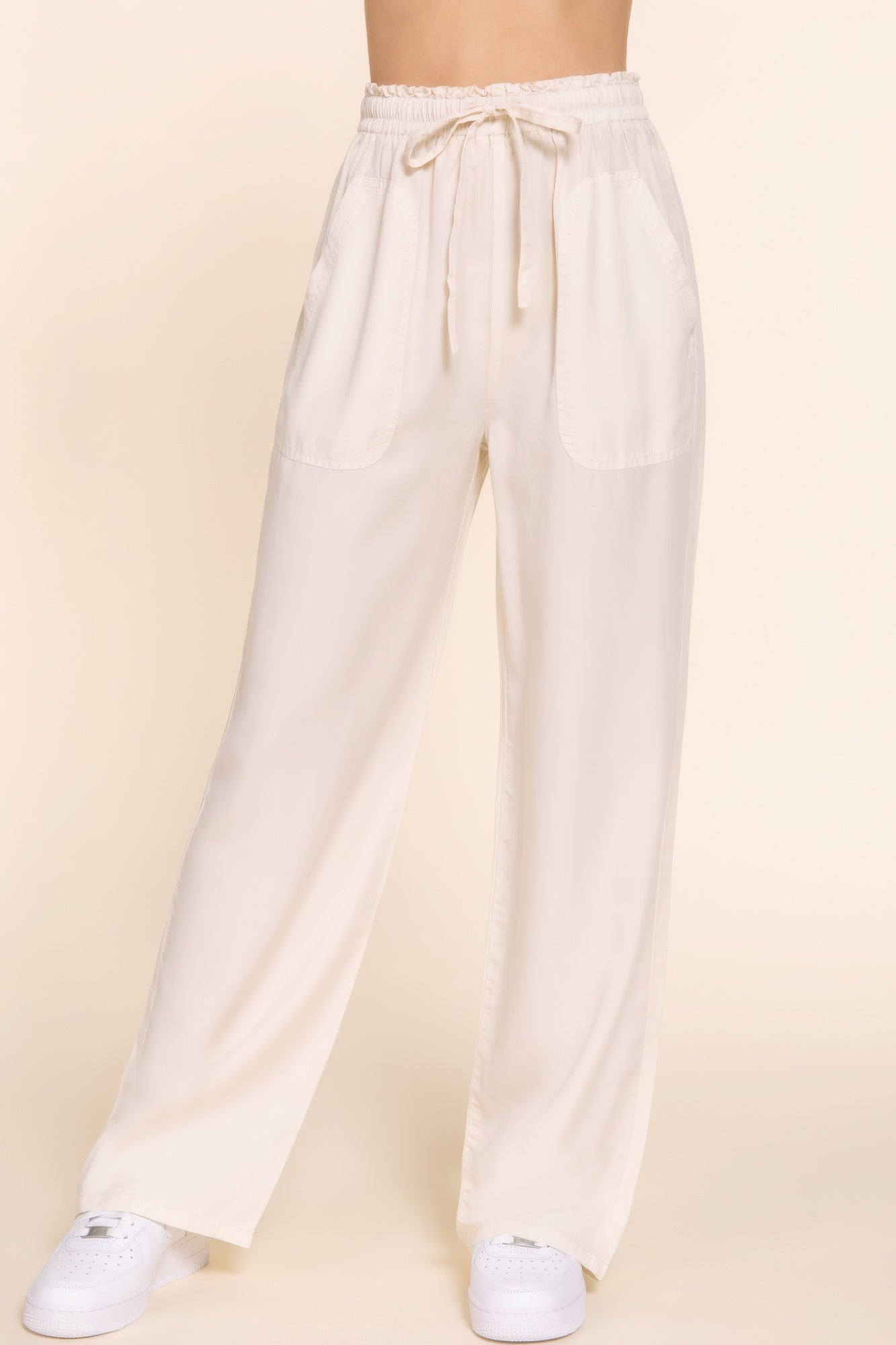 The Winona is our elastic waist Tencel fiber long pants, crafted for both comfort and style. These pants are known for their softness and sustainability. Perfect for various occasions from casual outings to relaxed work environments. Fabric: Made from 100% Tencel. Colour: beige.