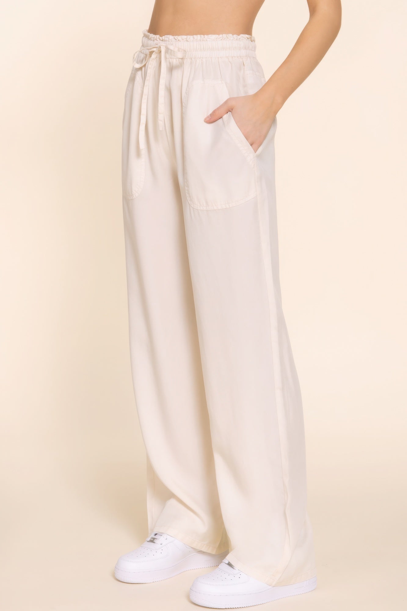 The Winona is our elastic waist Tencel fiber long pants, crafted for both comfort and style. These pants are known for their softness and sustainability. Perfect for various occasions from casual outings to relaxed work environments. Fabric: Made from 100% Tencel. Colour: beige.
