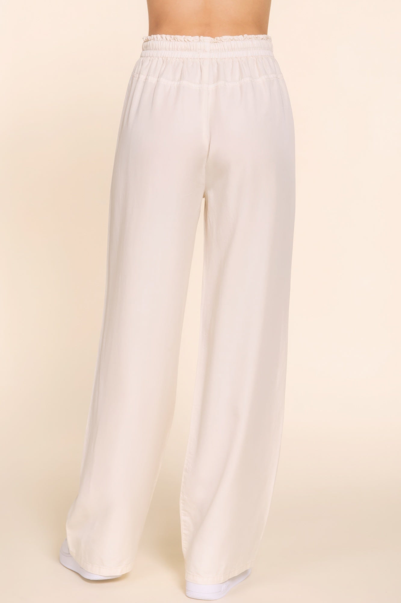 The Winona is our elastic waist Tencel fiber long pants, crafted for both comfort and style. These pants are known for their softness and sustainability. Perfect for various occasions from casual outings to relaxed work environments. Fabric: Made from 100% Tencel. Colour: beige.