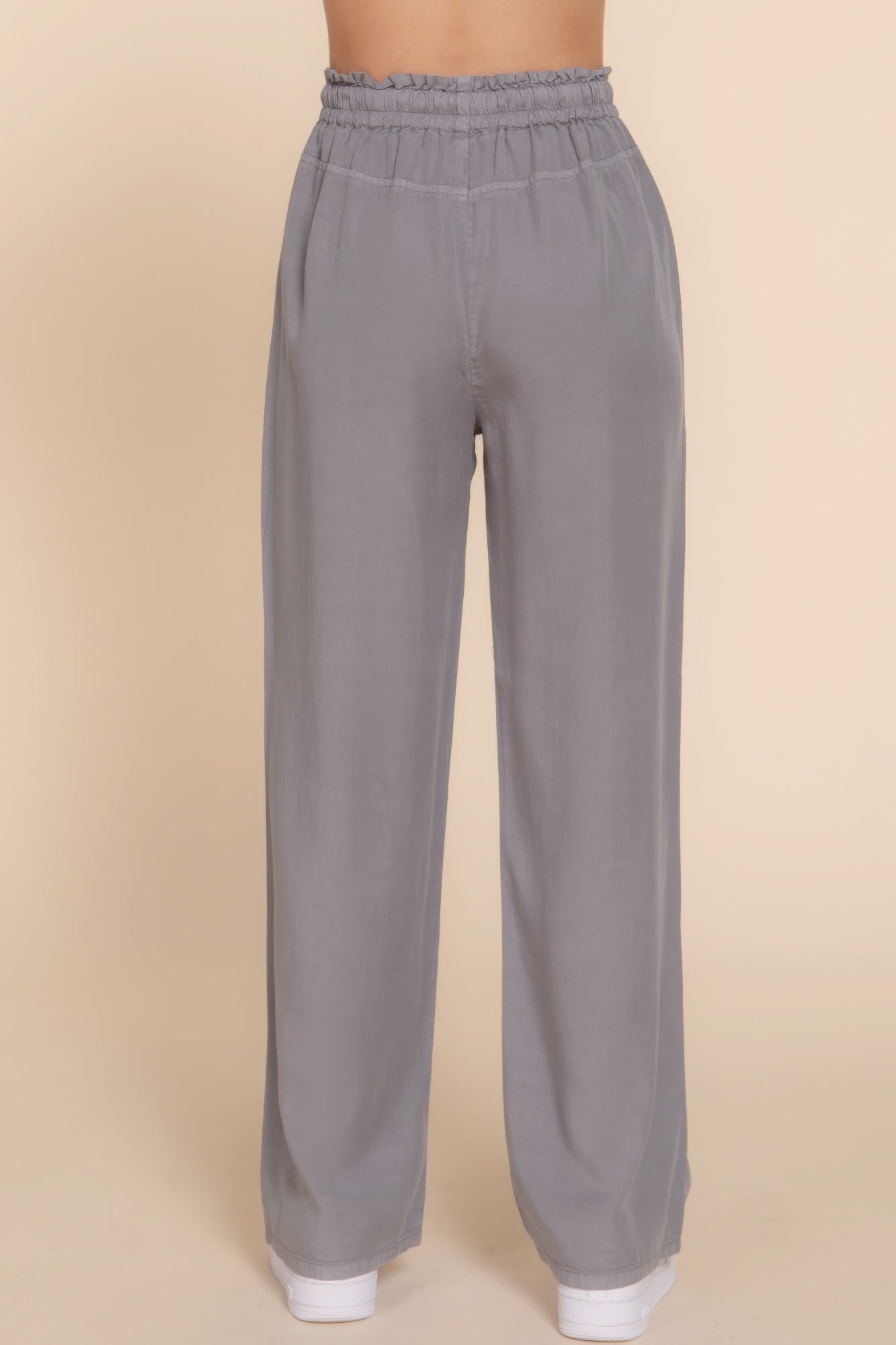The Winona is our elastic waist Tencel fiber long pants, crafted for both comfort and style. These pants are known for their softness and sustainability. Perfect for various occasions from casual outings to relaxed work environments. Fabric: Made from 100% Tencel. Colour: grey.