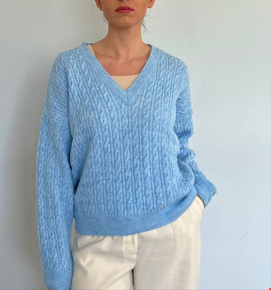 This classic sweater is available in many colors. It's easy to match with a pair of jeans or pants. An evergreen addition to your wardrobe. The is the azur colour.