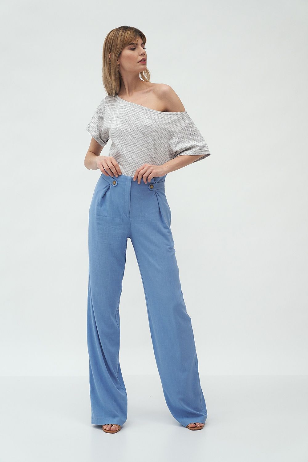 Blue palazzo pants made of soft material. Raised waist and wide legs make the silhouette appear slender. They will go well with stiletto shoes and sneakers.