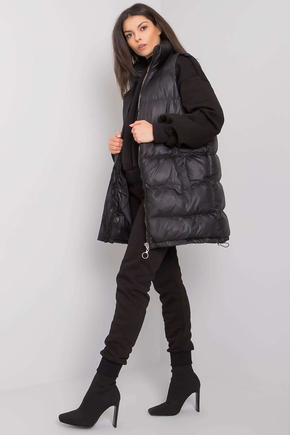 A set consisting of a sweatshirt, sweatpants and a down vest. Zipped vest with pockets. Straight cut sweatshirt with long sleeves. Sweatpants with pockets and tie at the waist. Colour: Black.