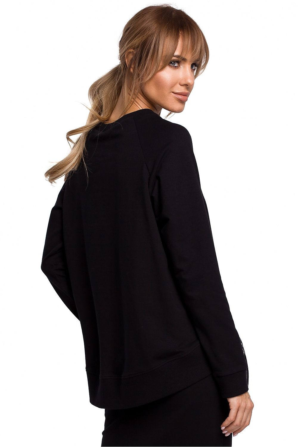 An everyday pitch-black sweatshirt with an asymmetrical bottom, shorter at the front and longer at the back, adorned with decorative logo piping.