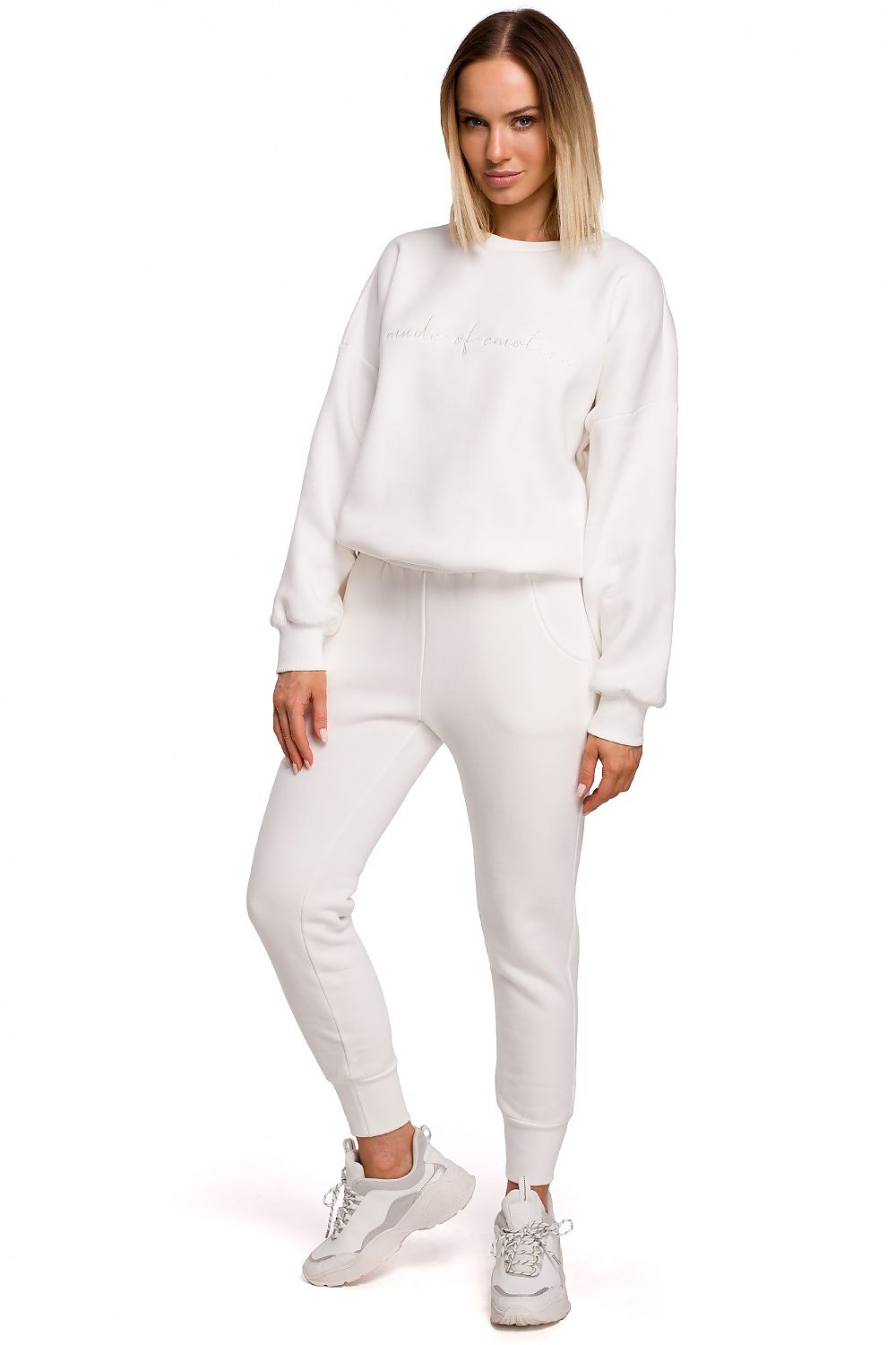 A classic of the sporty genre, sweatpants on elastic, with pockets and cuffs at the bottom of the legs. Colour: white.