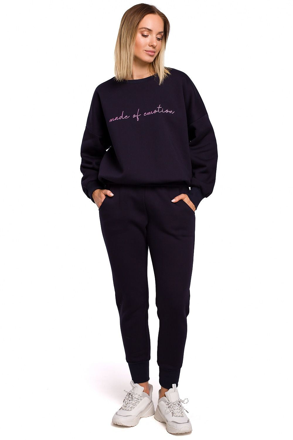 A classic of the sporty genre, sweatpants on elastic, with pockets and cuffs at the bottom of the legs. Colour: Navy Blue.