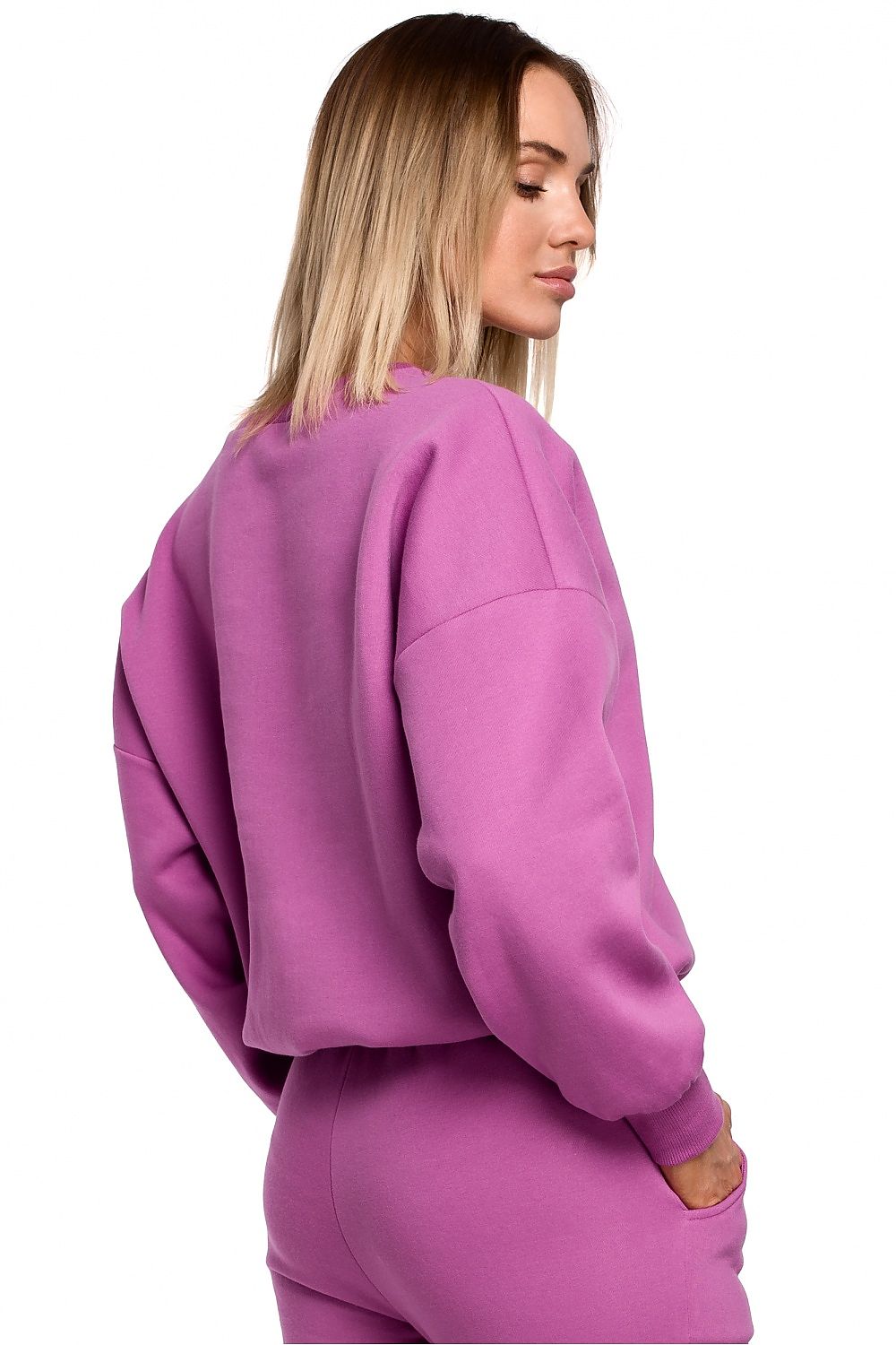 Oversized sweater, with original embroidery on the front in many fashionable colors. Lovely with sweatpants in the same color, jeans, skirts and dresses. Colour: pink.