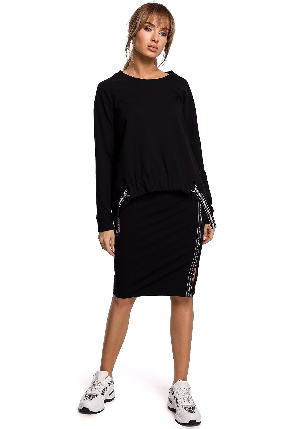 An everyday pitch-black sweatshirt with an asymmetrical bottom, shorter at the front and longer at the back, adorned with decorative logo piping.