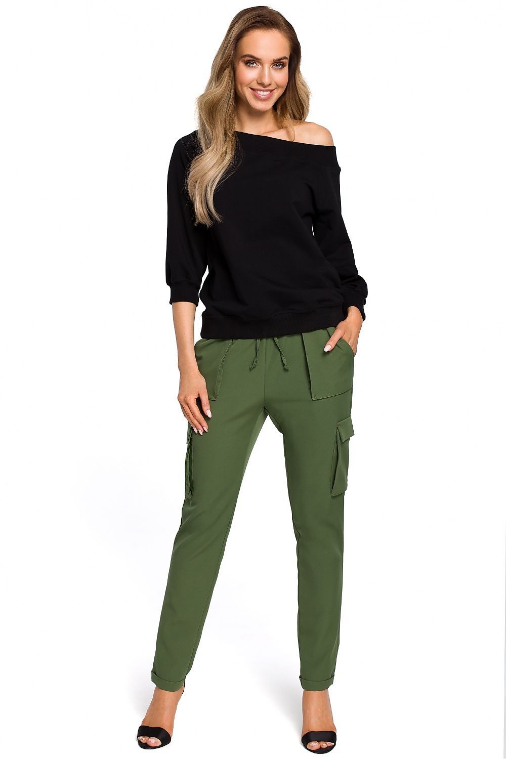 A cotton sweatshirt doesn't always need to be sporty. This lightweight brown cotton sweater has a wide neckline and shoulders. Pair it with the perfect pants to create an elegant and sophisticated look. Colour: black.