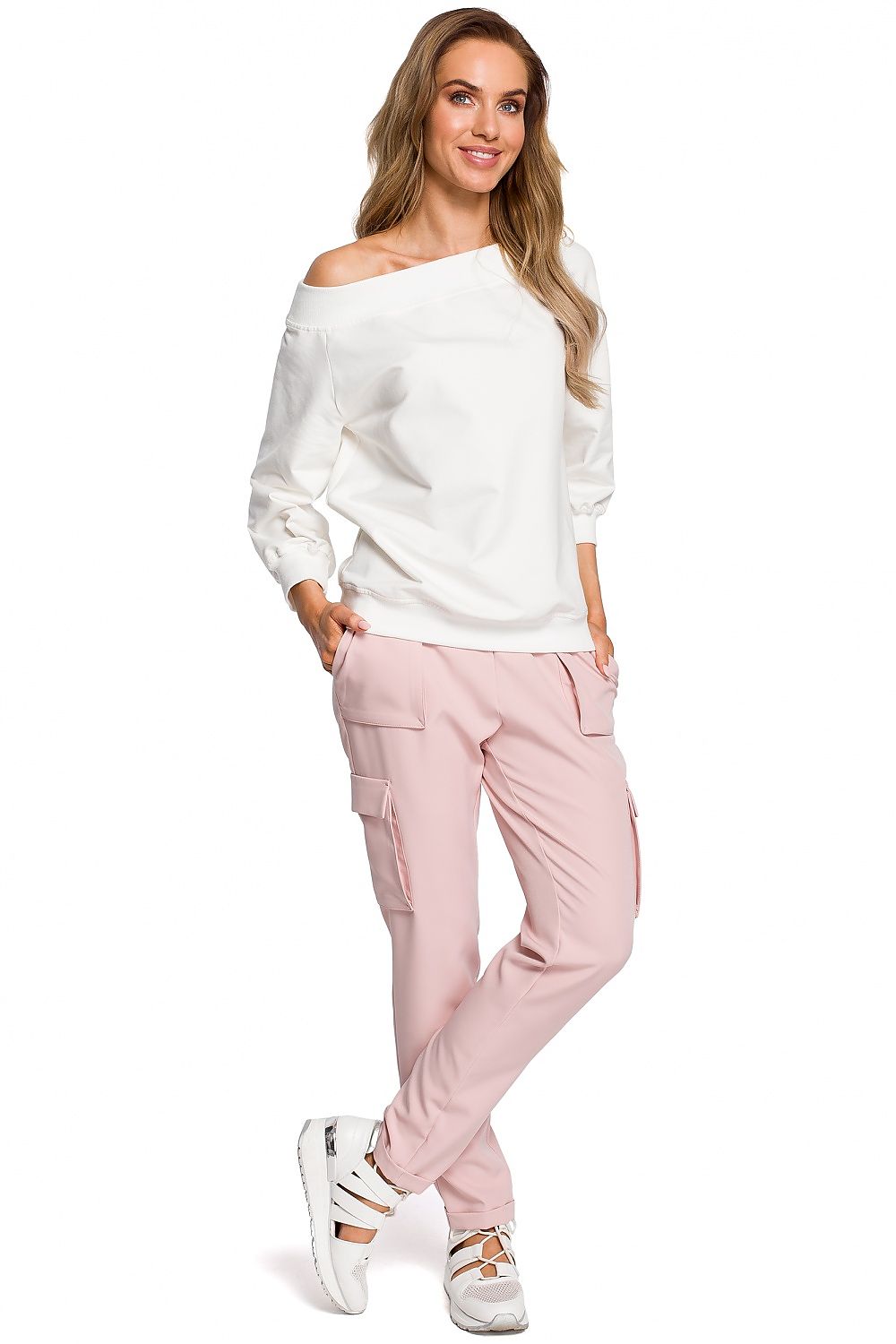 A cotton sweatshirt doesn't always need to be sporty. This lightweight brown cotton sweater has a wide neckline and shoulders. Pair it with the perfect pants to create an elegant and sophisticated look. Colour: white.