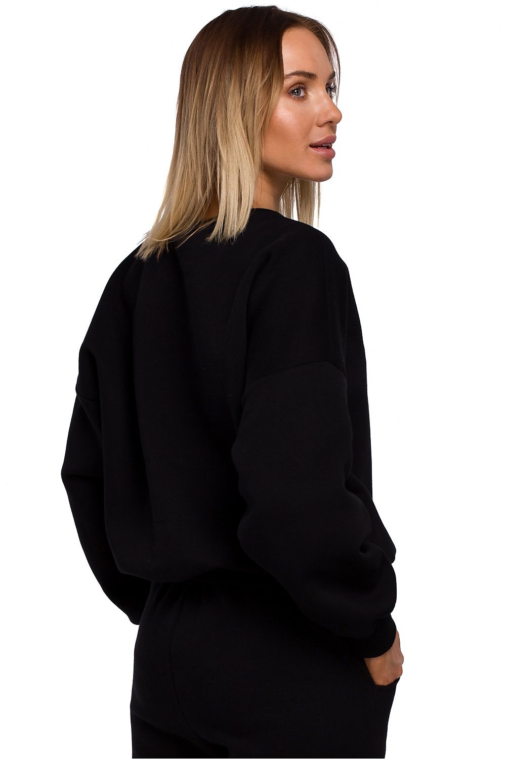 Oversized sweater, with original embroidery on the front in many fashionable colors. Lovely with sweatpants in the same color, jeans, skirts and dresses. Colour: black.