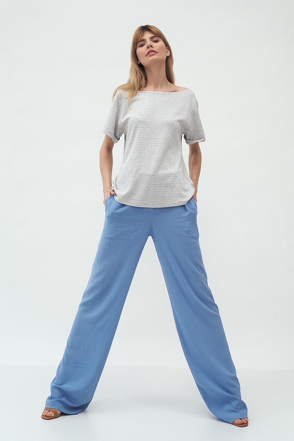 Blue palazzo pants made of soft material. Raised waist and wide legs make the silhouette appear slender. They will go well with stiletto shoes and sneakers.