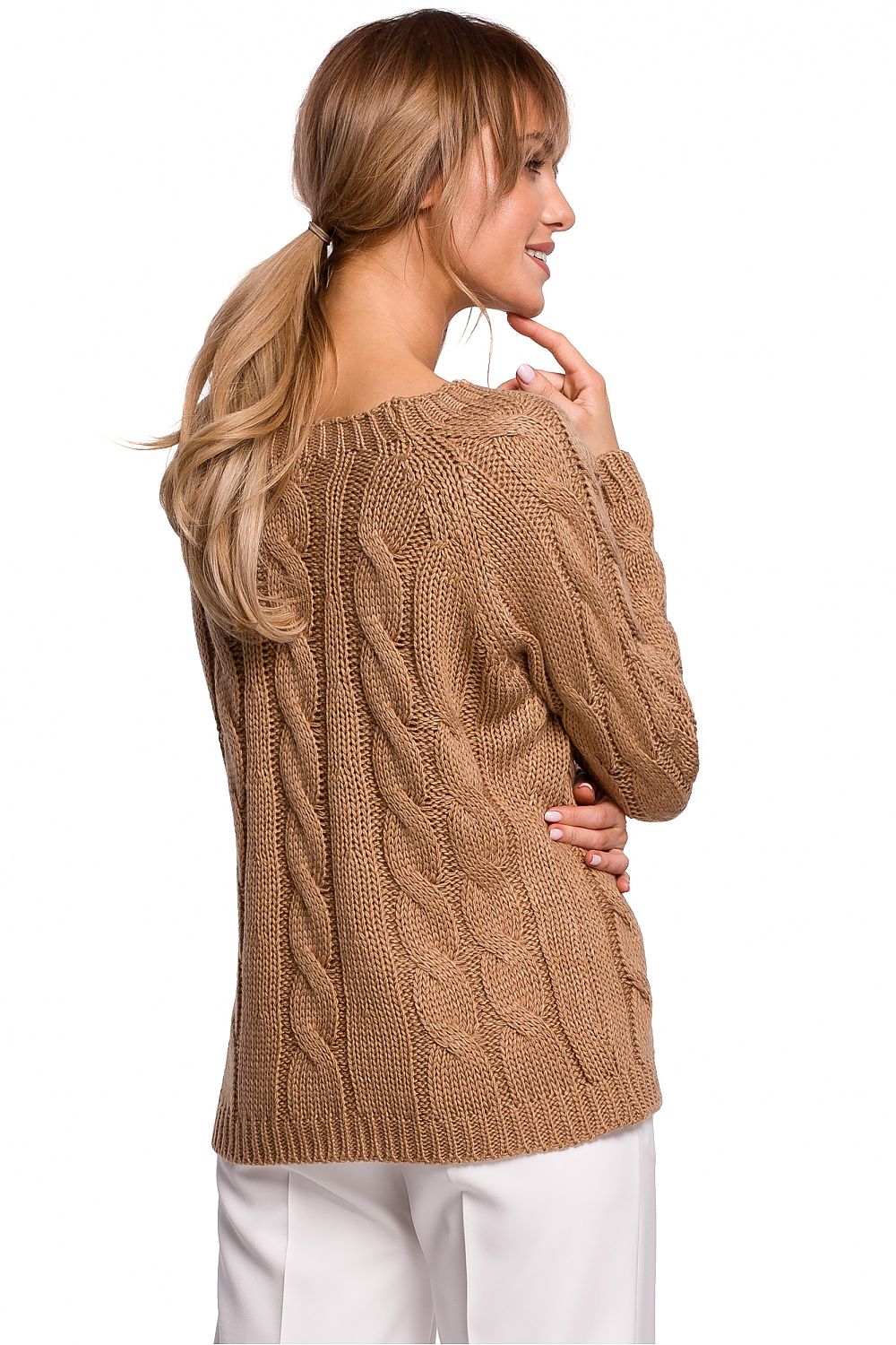 A fitted brown sweater with a boat neckline and a light openwork weave. It is an elegant and timeless cut and weave that will stay in your wardrobe for a long time. Perfect for layering up.