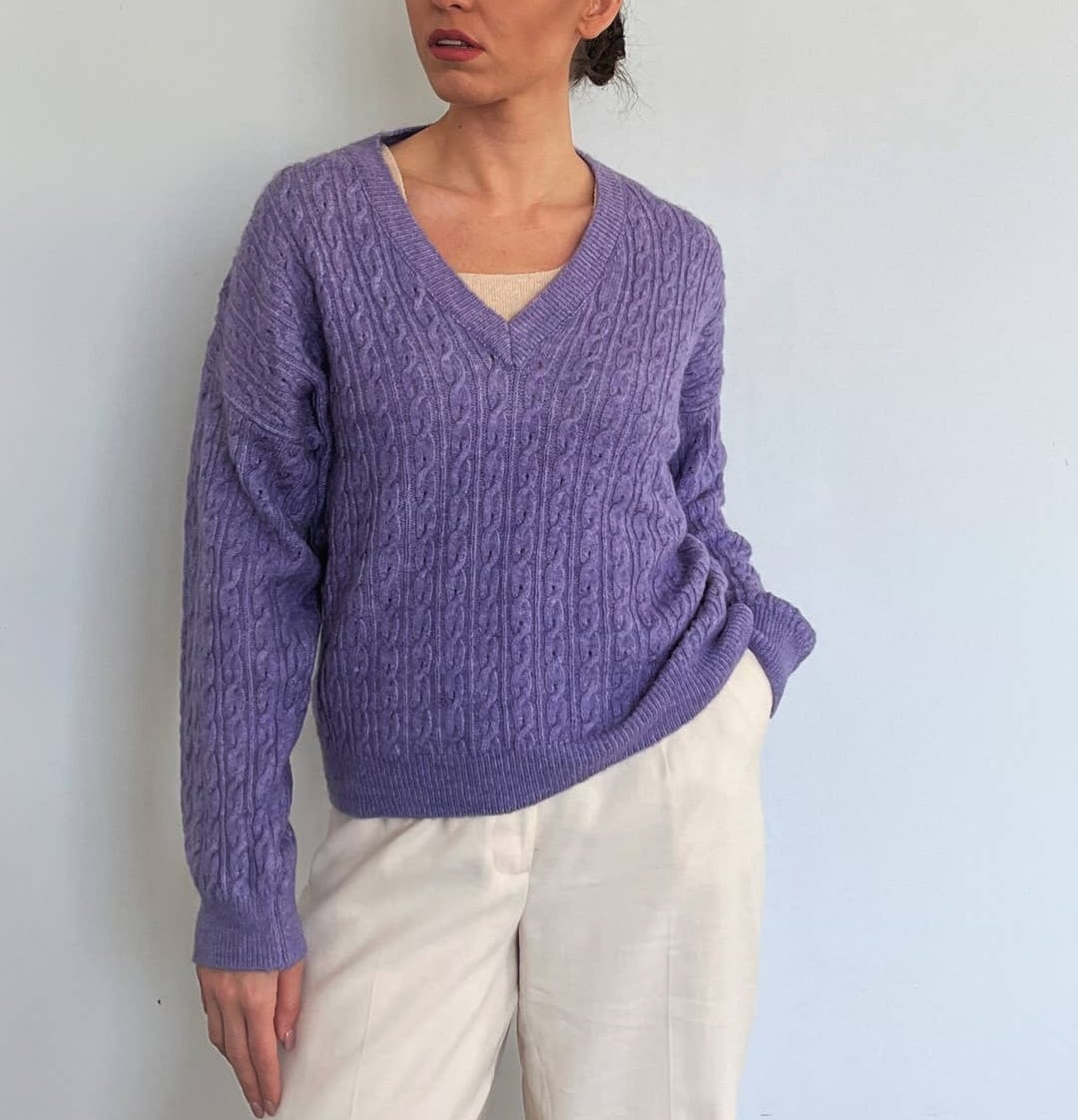 This classic sweater is available in many colors. It's easy to match with a pair of jeans or pants. An evergreen addition to your wardrobe. The is the violet colour.