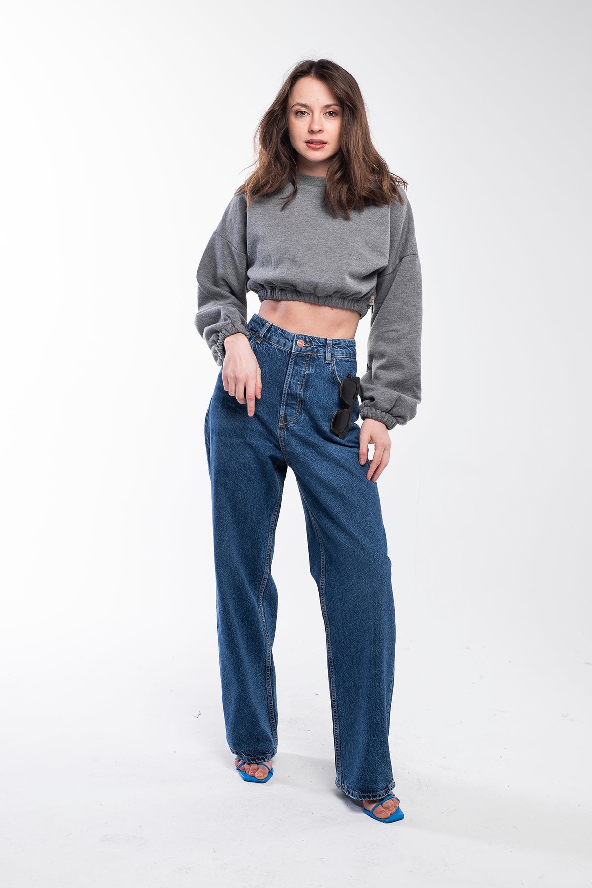 The ChicCrop sweatshirt is a great combination of comfortable and street-ready, cropped and oversized. This product is manufactured from surplus fabrics with minimum environmental impact where child labour is strictly prohibited and regular employment policies are applied. Colour: light gray.