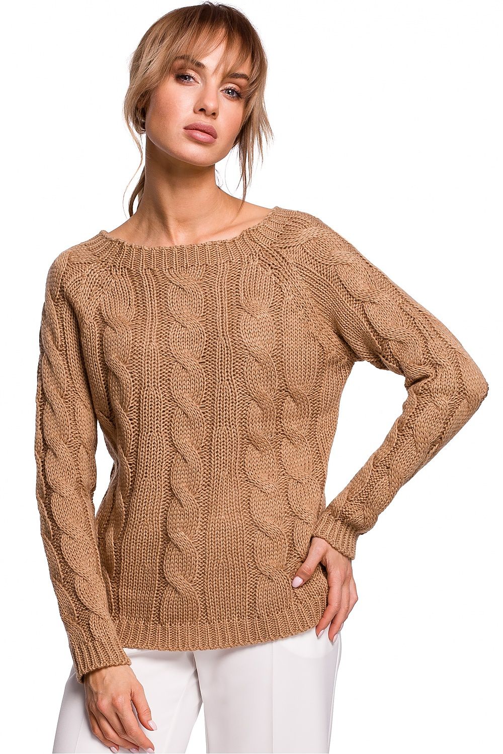 A fitted brown sweater with a boat neckline and a light openwork weave. It is an elegant and timeless cut and weave that will stay in your wardrobe for a long time. Perfect for layering up.