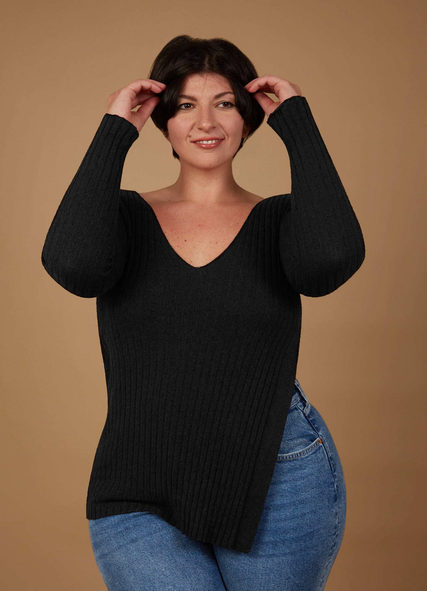 The Saffo, named after the famous Greek poetess, Sappho, is an ode to women. This sweater, with its V-neck and diagonal side slit, enhances the waistline and creates a beautiful geometric effect.