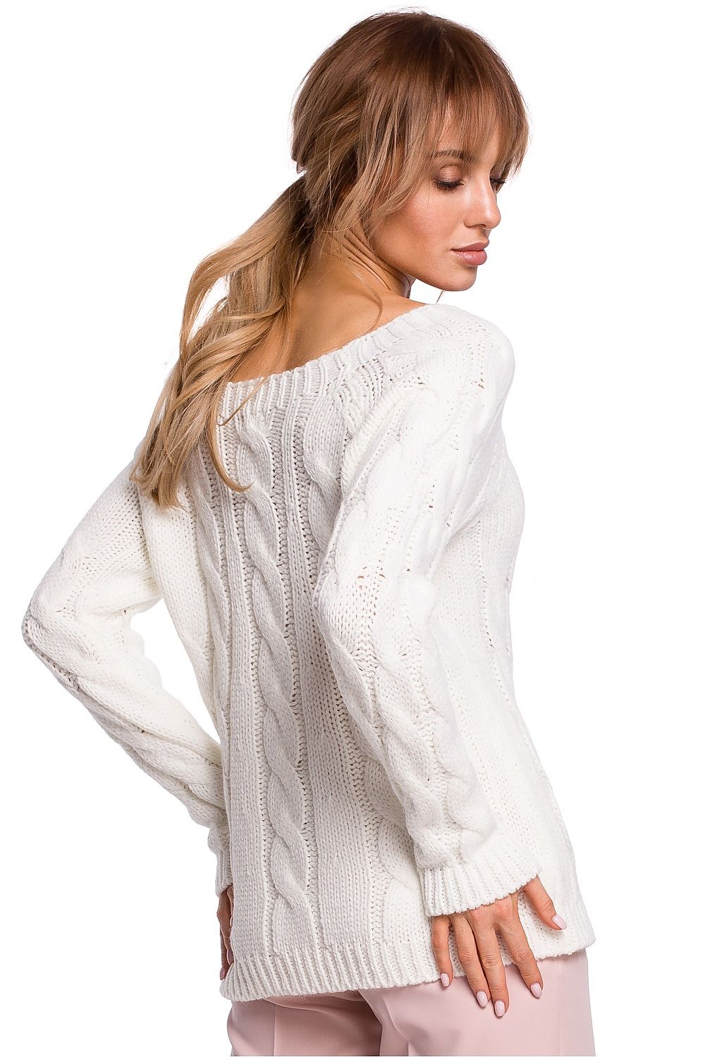 A fitted white sweater with a boat neckline and a light openwork weave. It is an elegant and timeless cut and weave that will stay in your wardrobe for a long time. Perfect for layering up.