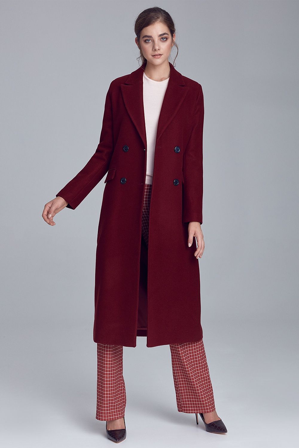 The Dahlia is an elegant, warm, long red coat made of soft material with a touch of wool. A perfect complement to autumn and winter. Simple, timeless cut will suit both official and casual outfits. Double-breasted fastening, classic collar and pockets.