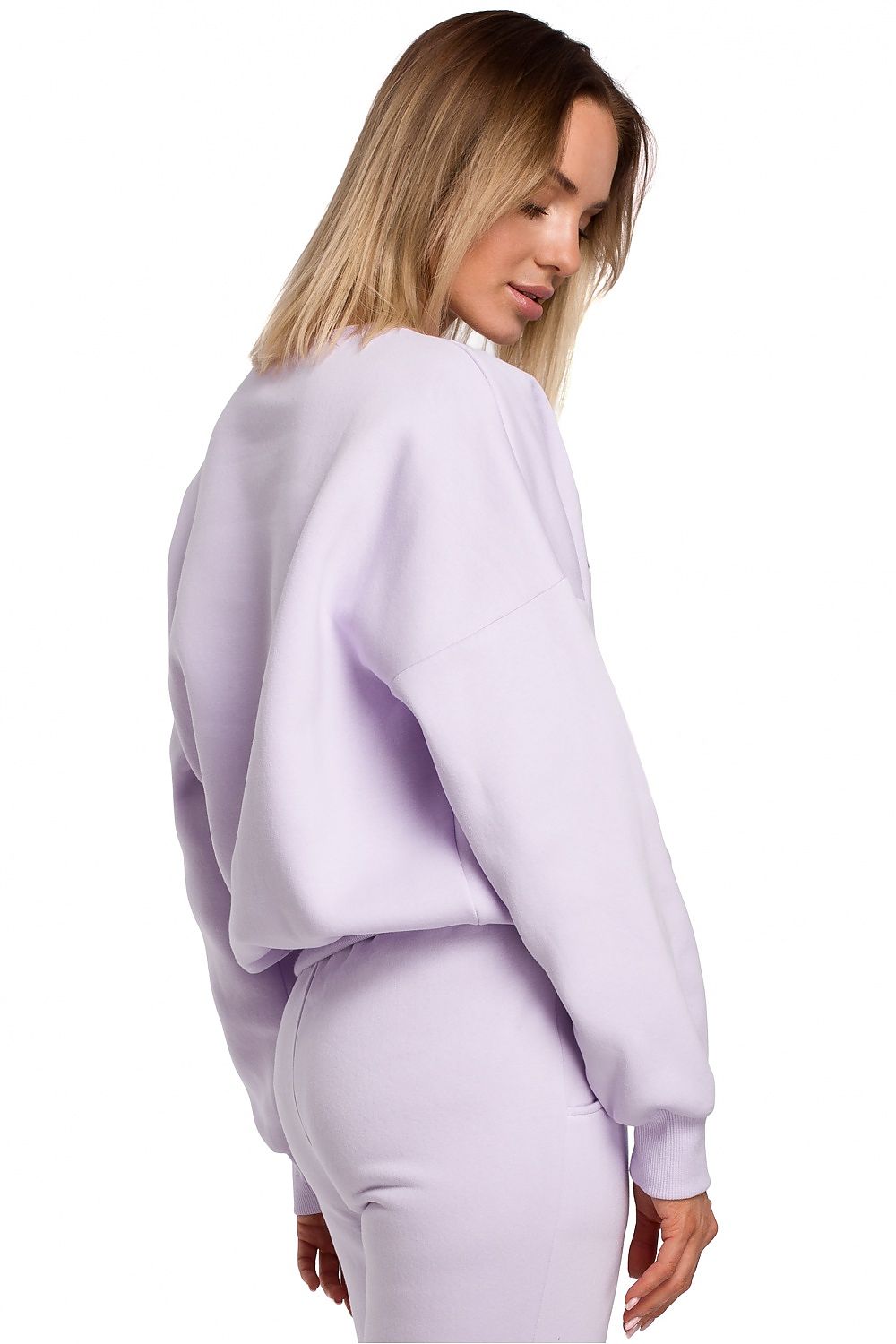 Oversized sweater, with original embroidery on the front in many fashionable colors. Lovely with sweatpants in the same color, jeans, skirts and dresses. Colour: violet.