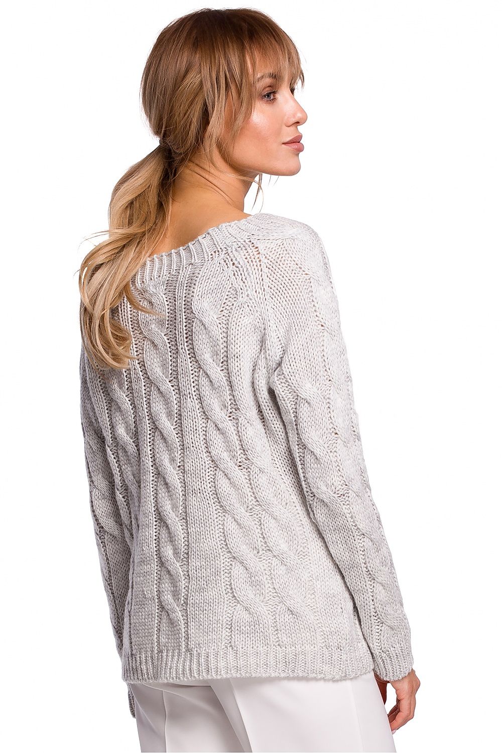 A fitted grey sweater with a boat neckline and a light openwork weave. It is an elegant and timeless cut and weave that will stay in your wardrobe for a long time. Perfect for layering up.