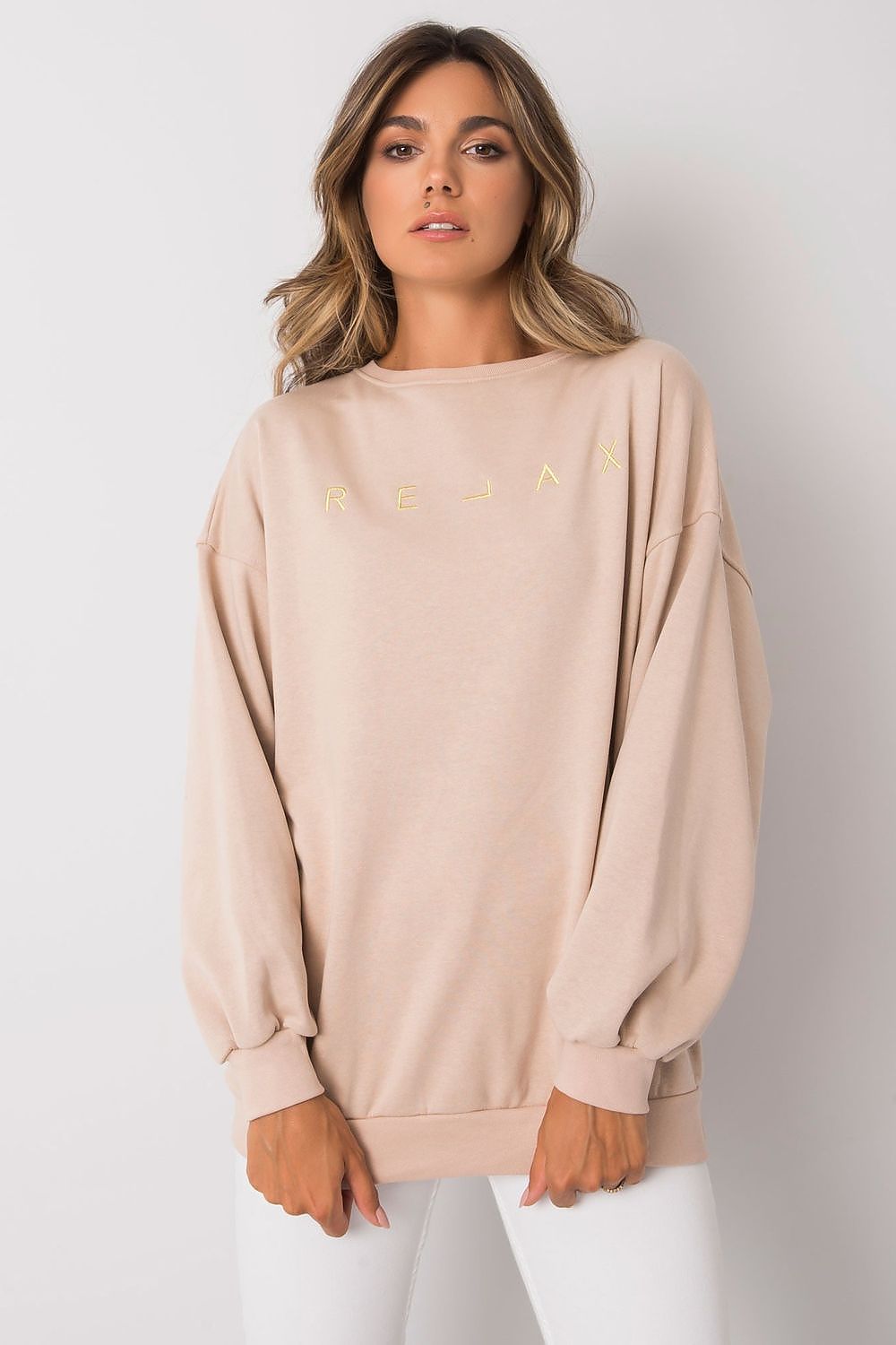 Beige loversized crew neck sweatshirt. Perfect for everyday wear.