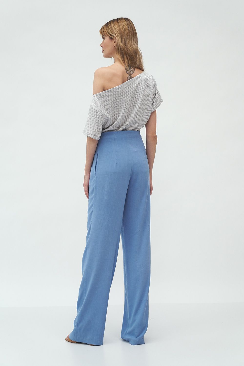 Blue palazzo pants made of soft material. Raised waist and wide legs make the silhouette appear slender. They will go well with stiletto shoes and sneakers.