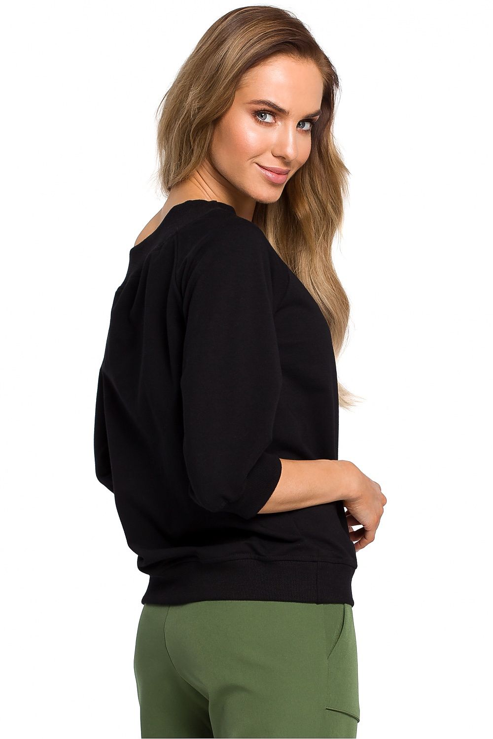 A cotton sweatshirt doesn't always need to be sporty. This lightweight brown cotton sweater has a wide neckline and shoulders. Pair it with the perfect pants to create an elegant and sophisticated look. Colour: black.