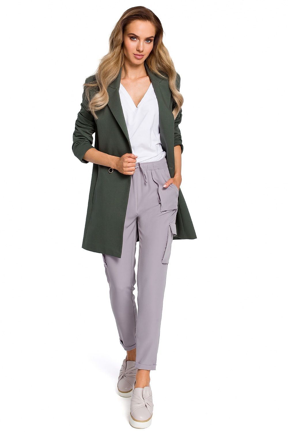 Elegant yet casual double-breasted jacket. This green knitted jacket is suitable both for everyday wear with jeans and for more elegant outfits. Slip pockets on the front, fully lined.