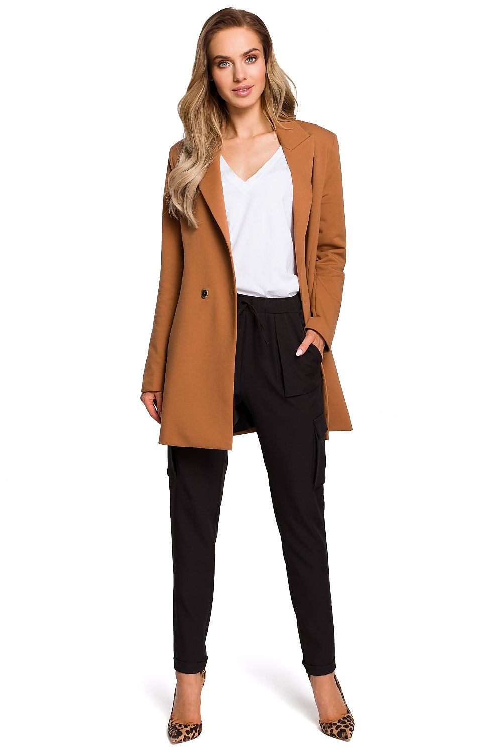 Elegant yet casual double-breasted jacket. This brown knitted jacket is suitable both for everyday wear with jeans and for more elegant outfits. Slip pockets on the front, fully lined.