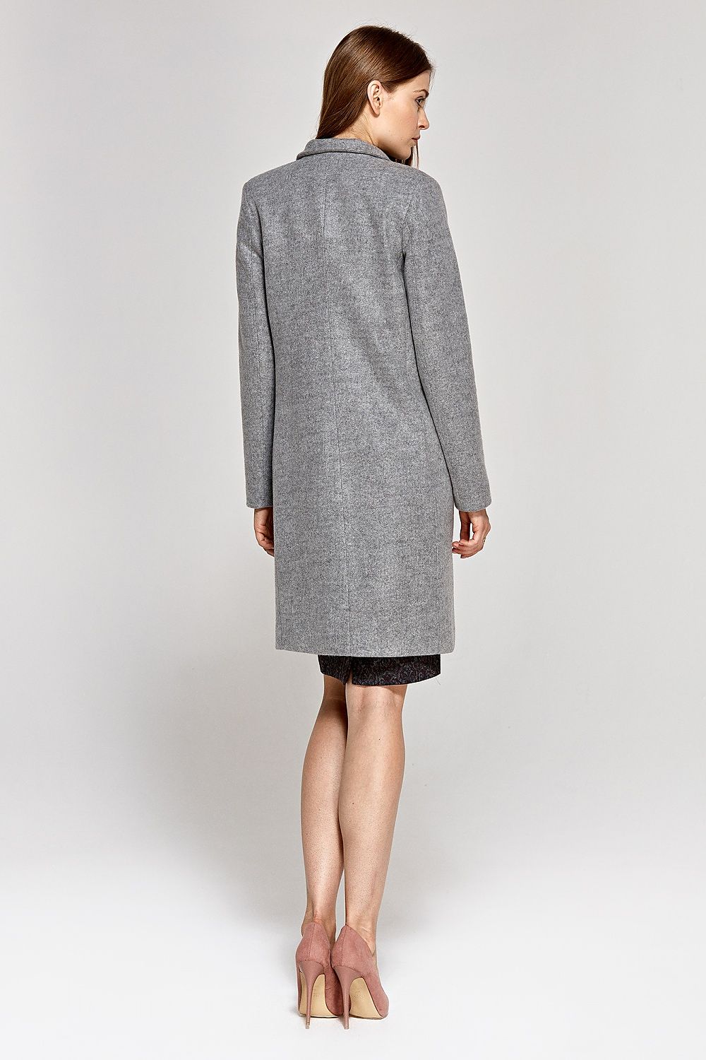Classics will always be in fashion and this coat is universal, both elegant and sporty. Its color is timeless. Play with accessories and each time you will see a different version of it.