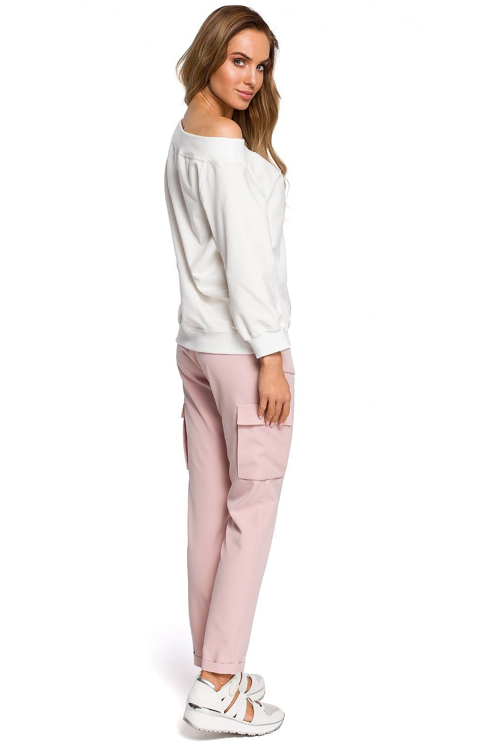 A cotton sweatshirt doesn't always need to be sporty. This lightweight brown cotton sweater has a wide neckline and shoulders. Pair it with the perfect pants to create an elegant and sophisticated look. Colour: white.