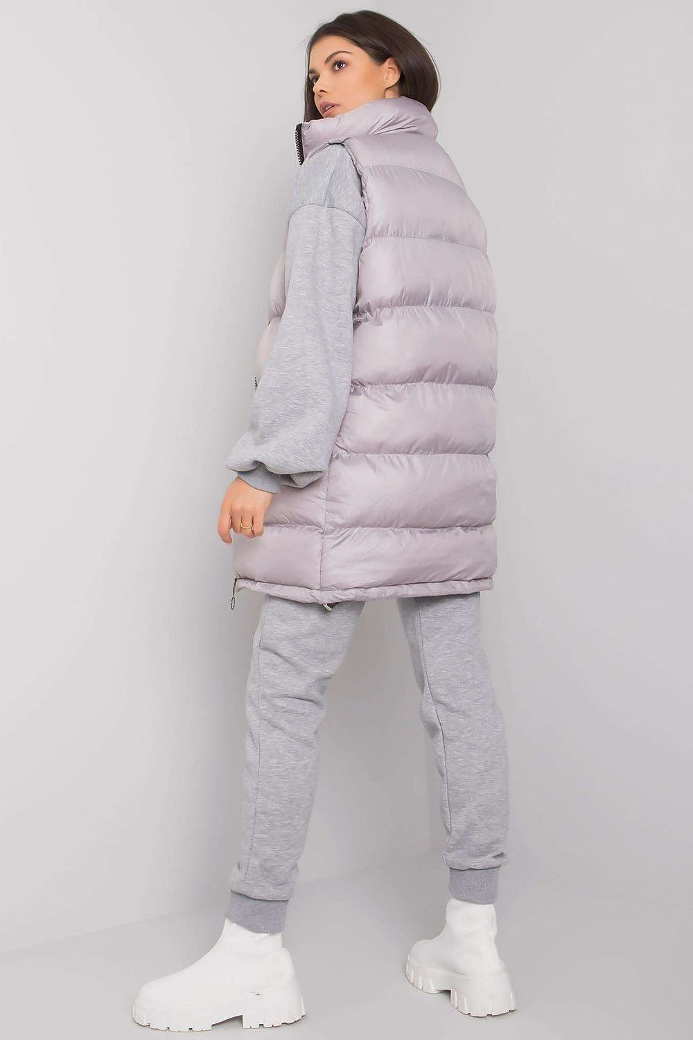 A set consisting of a grey sweatshirt and sweatpants and a lilac down vest. Zipped vest with pockets. Straight cut sweatshirt with long sleeves. Sweatpants with pockets and tie at the waist.