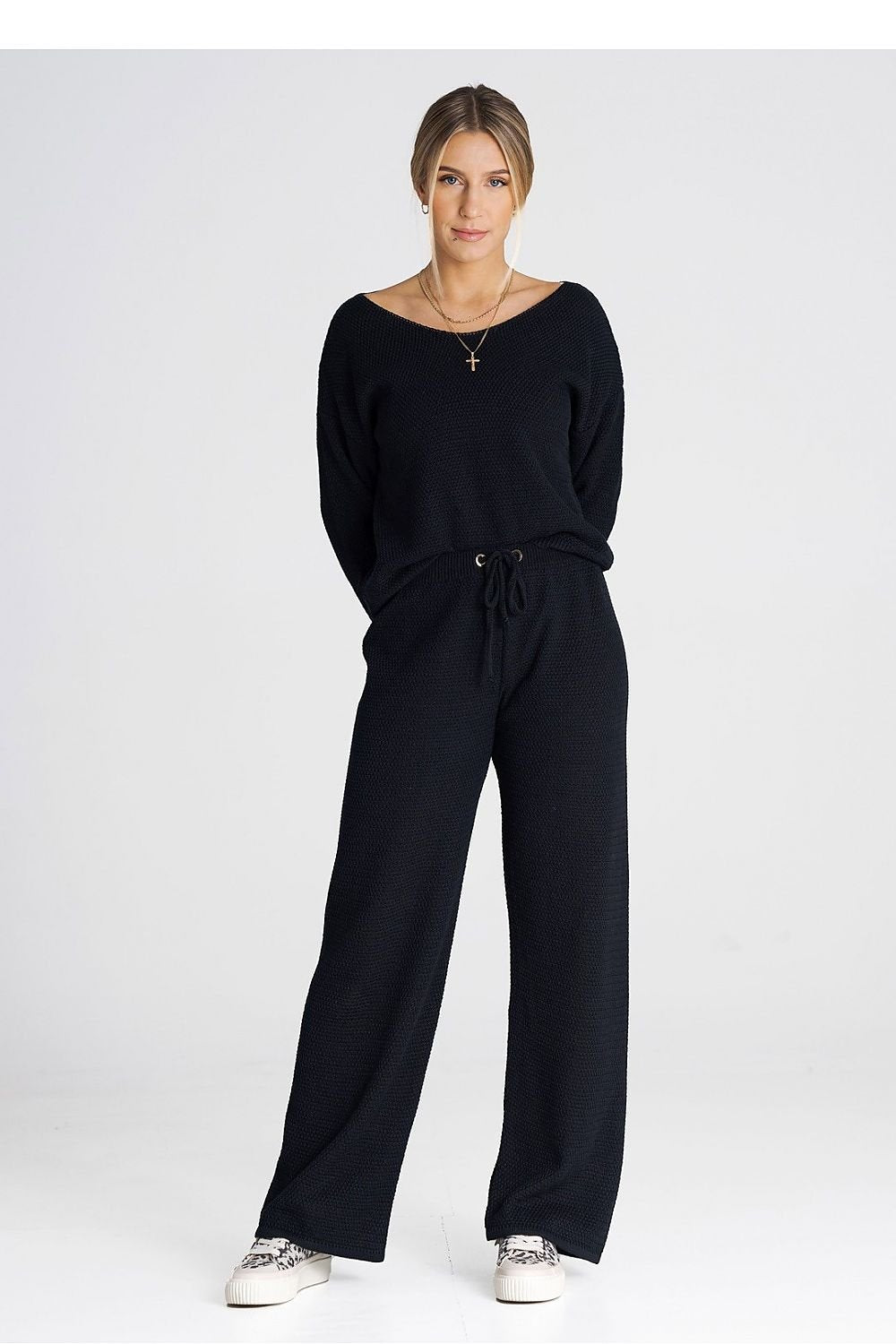A one-size-fits-all set consisting of a long-sleeved sweatshirt and long loose pants tied at the waist. Acrylic 50% and Cotton 50%. Colour: Black.