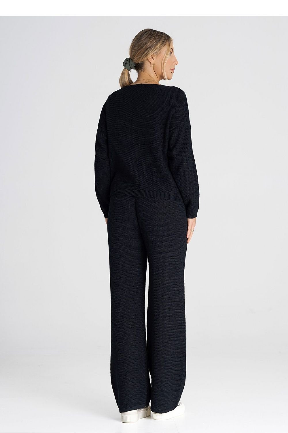 A one-size-fits-all set consisting of a long-sleeved sweatshirt and long loose pants tied at the waist. Acrylic 50% and Cotton 50%. Colour: Black.