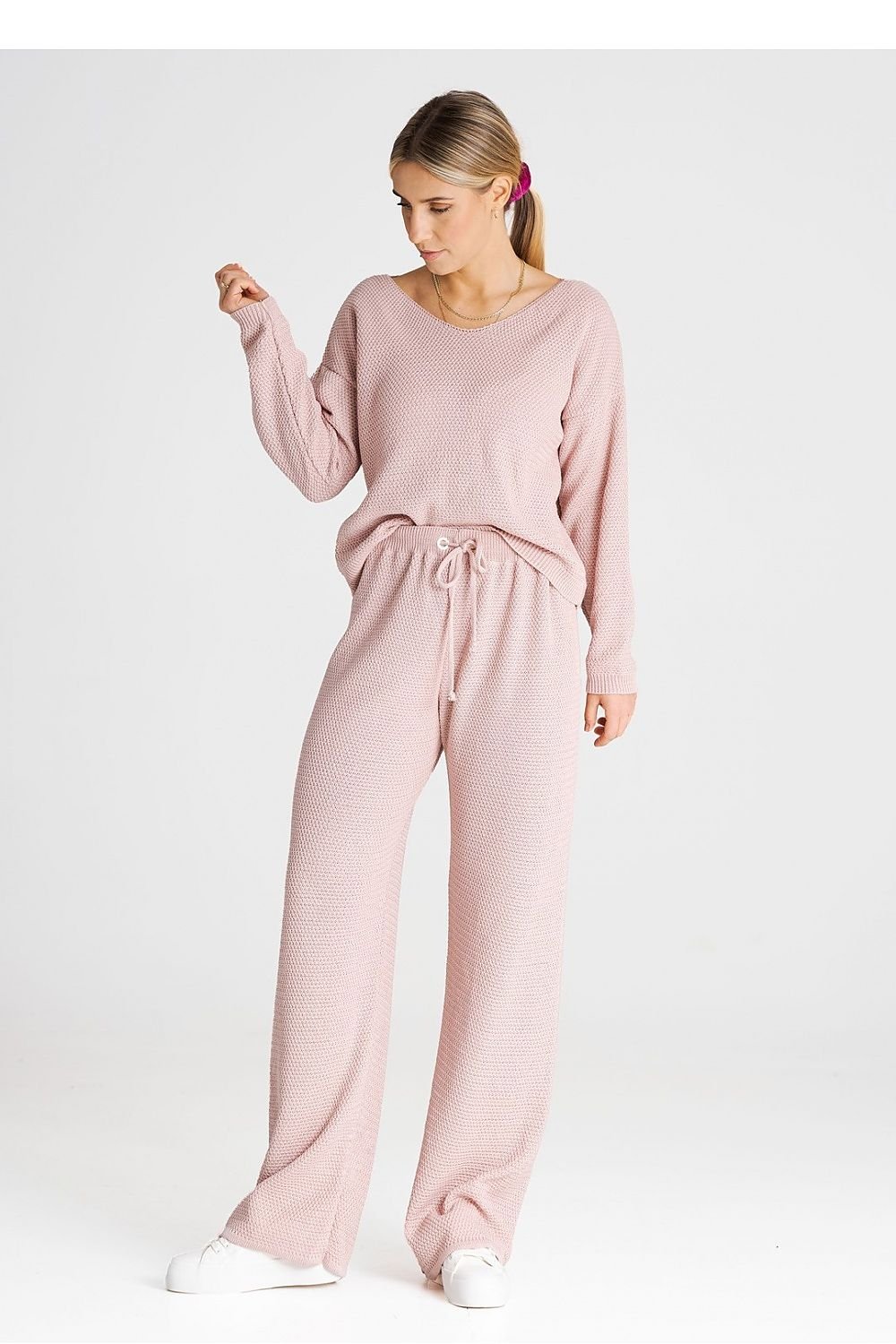 A one-size-fits-all set consisting of a long-sleeved sweatshirt and long loose pants tied at the waist. Acrylic 50% and Cotton 50%. Colour: Pink.