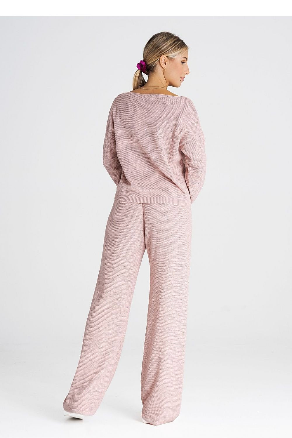 A one-size-fits-all set consisting of a long-sleeved sweatshirt and long loose pants tied at the waist. Acrylic 50% and Cotton 50%. Colour: Pink.