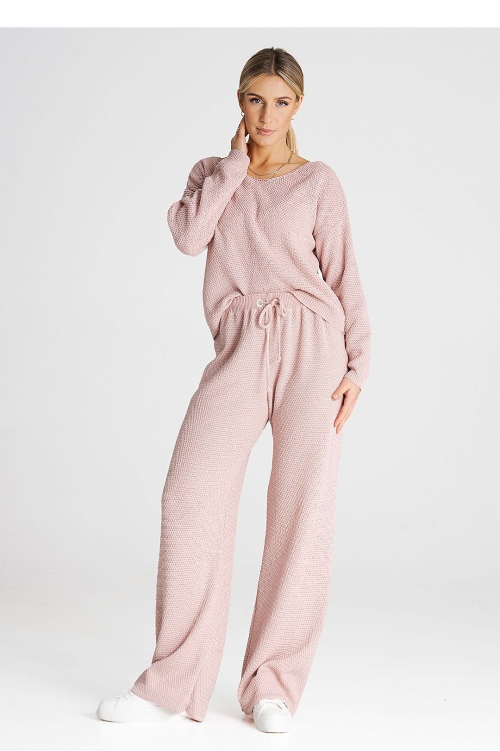 A one-size-fits-all set consisting of a long-sleeved sweatshirt and long loose pants tied at the waist. Acrylic 50% and Cotton 50%. Colour: Pink.