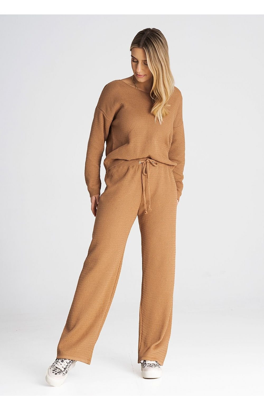 A one-size-fits-all set consisting of a long-sleeved sweatshirt and long loose pants tied at the waist. Acrylic 50% and Cotton 50%. Colour: Brown.