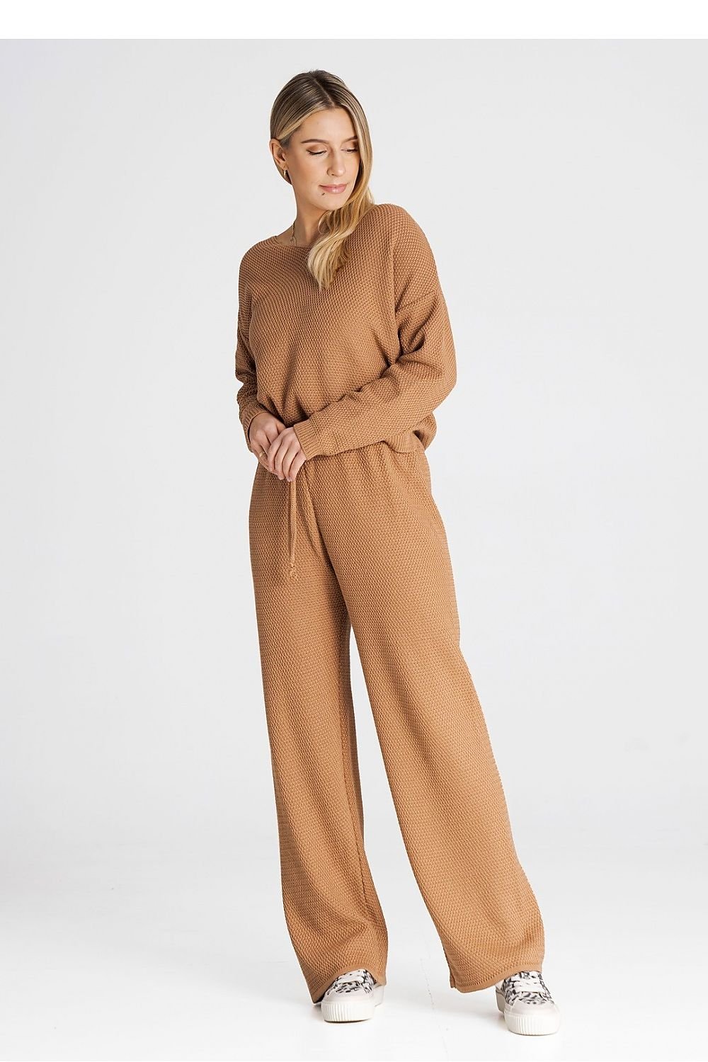 A one-size-fits-all set consisting of a long-sleeved sweatshirt and long loose pants tied at the waist. Acrylic 50% and Cotton 50%. Colour: Brown.