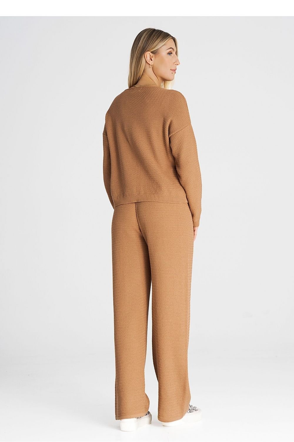 A one-size-fits-all set consisting of a long-sleeved sweatshirt and long loose pants tied at the waist. Acrylic 50% and Cotton 50%. Colour: Brown.