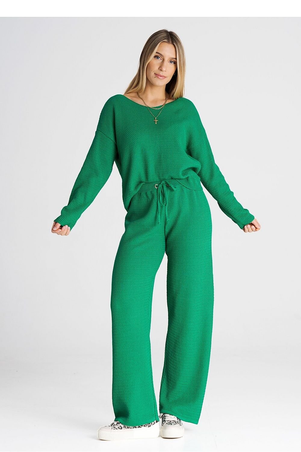 A one-size-fits-all set consisting of a long-sleeved sweatshirt and long loose pants tied at the waist. Acrylic 50% and Cotton 50%. Colour: Green.
