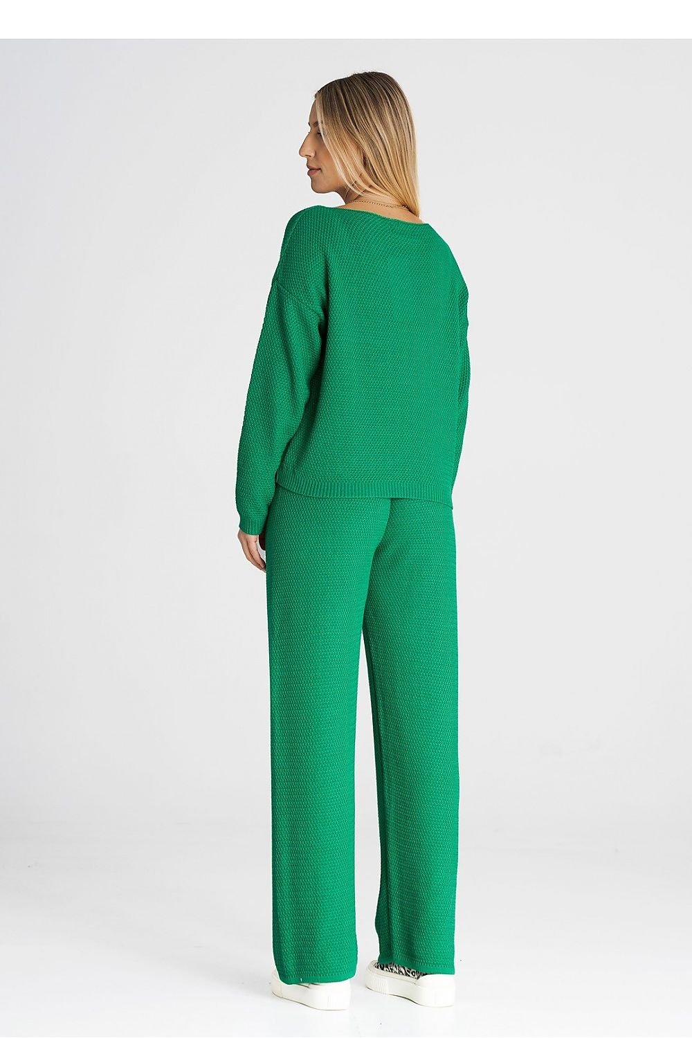 A one-size-fits-all set consisting of a long-sleeved sweatshirt and long loose pants tied at the waist. Acrylic 50% and Cotton 50%. Colour: Green.