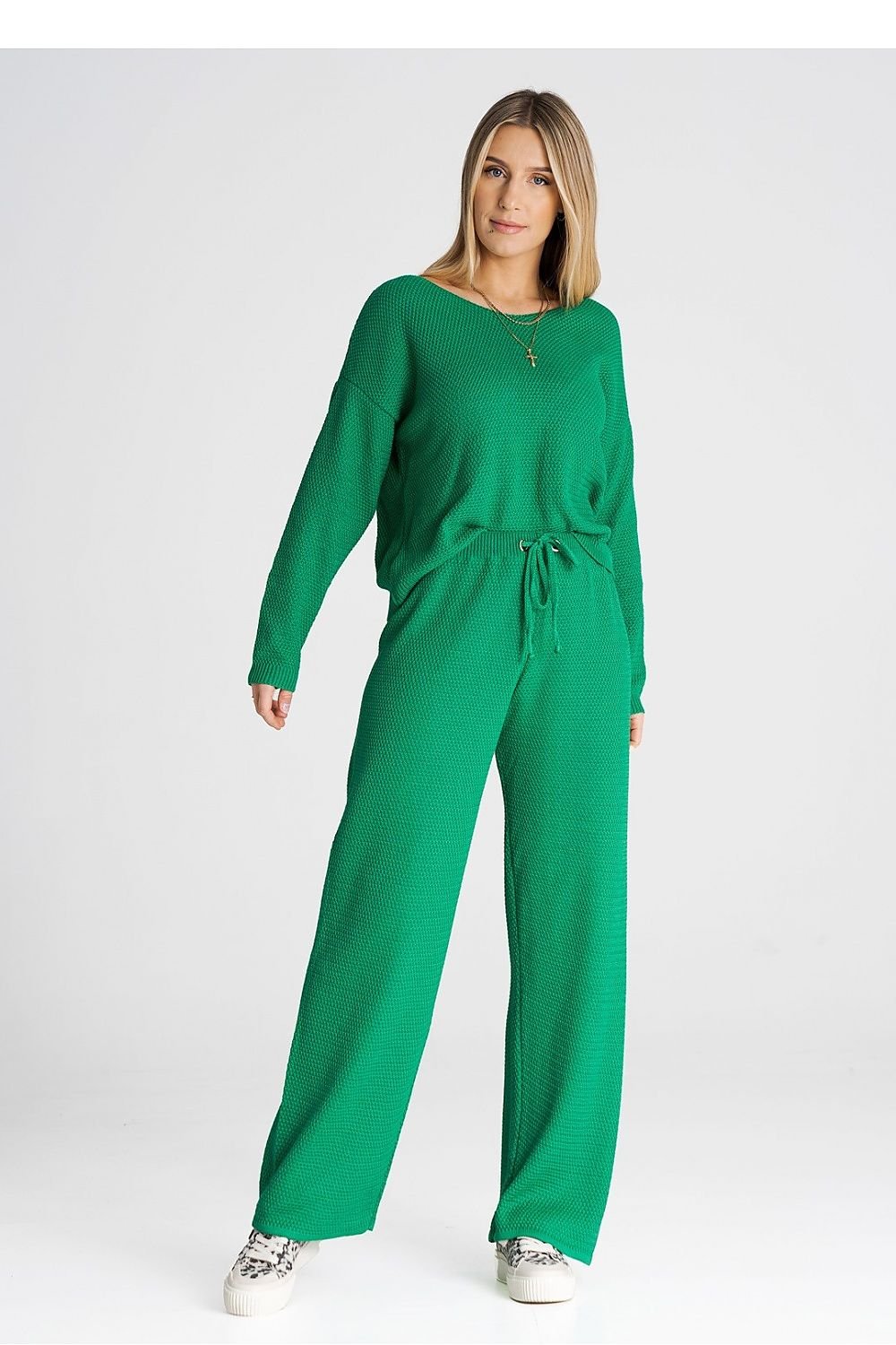 A one-size-fits-all set consisting of a long-sleeved sweatshirt and long loose pants tied at the waist. Acrylic 50% and Cotton 50%. Colour: Green.