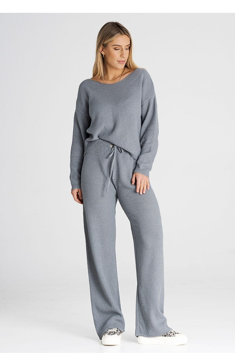 A one-size-fits-all set consisting of a long-sleeved sweatshirt and long loose pants tied at the waist. Acrylic 50% and Cotton 50%. Colour: Grey.