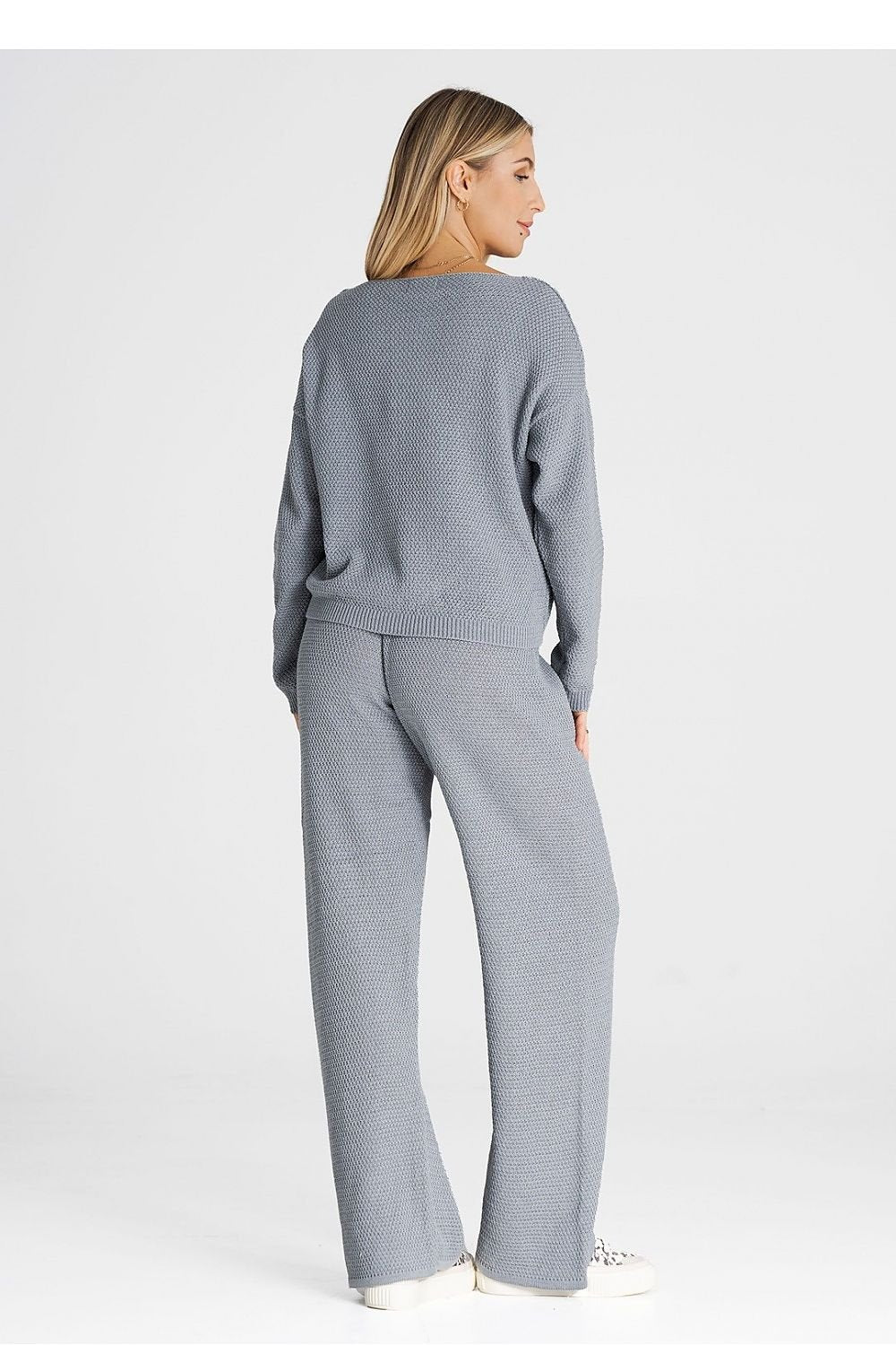 A one-size-fits-all set consisting of a long-sleeved sweatshirt and long loose pants tied at the waist. Acrylic 50% and Cotton 50%. Colour: Grey.