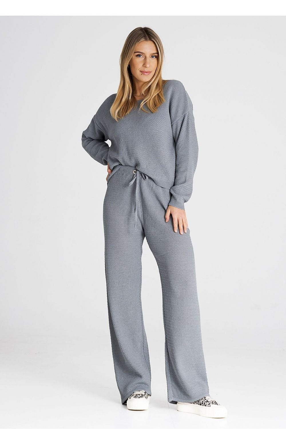 A one-size-fits-all set consisting of a long-sleeved sweatshirt and long loose pants tied at the waist. Acrylic 50% and Cotton 50%. Colour: Grey.